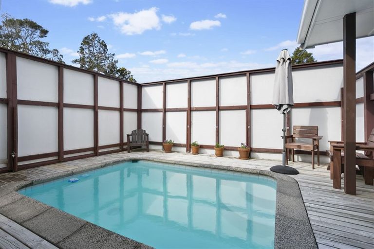 Photo of property in 21 Wernham Place, Northcote, Auckland, 0626