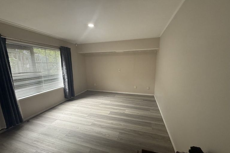 Photo of property in 25 Randwick Place, Randwick Park, Auckland, 2105