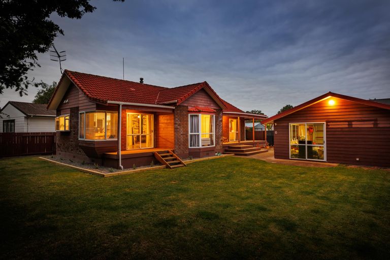 Photo of property in 21 Dalfield Place, Highbury, Palmerston North, 4412