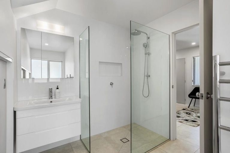 Photo of property in 2/132 East Coast Road, Forrest Hill, Auckland, 0620