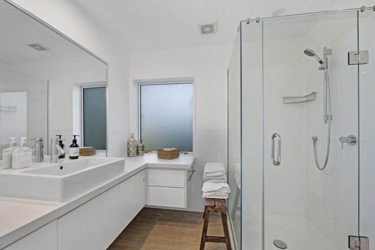 Photo of property in 2/39 Eastcliffe Road, Castor Bay, Auckland, 0620