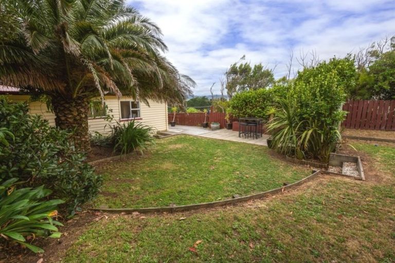Photo of property in 2 Karoro Place, Paremata, Porirua, 5024