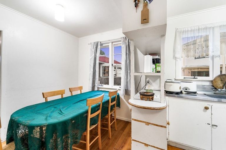 Photo of property in 17 Kuaka Place, New Lynn, Auckland, 0600