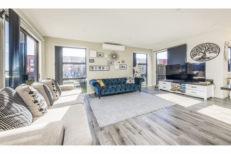 Photo of property in 1 Te Aparangi Road, Papakura, 2110