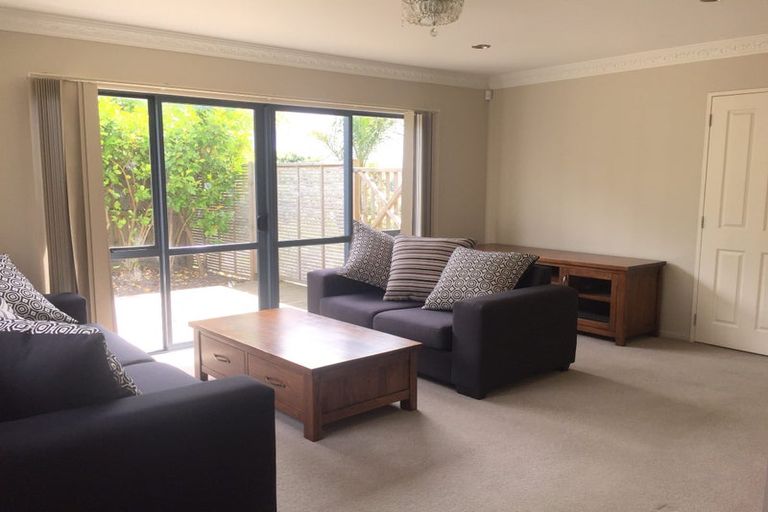 Photo of property in 1 Mana Lane, Pinehill, Auckland, 0632