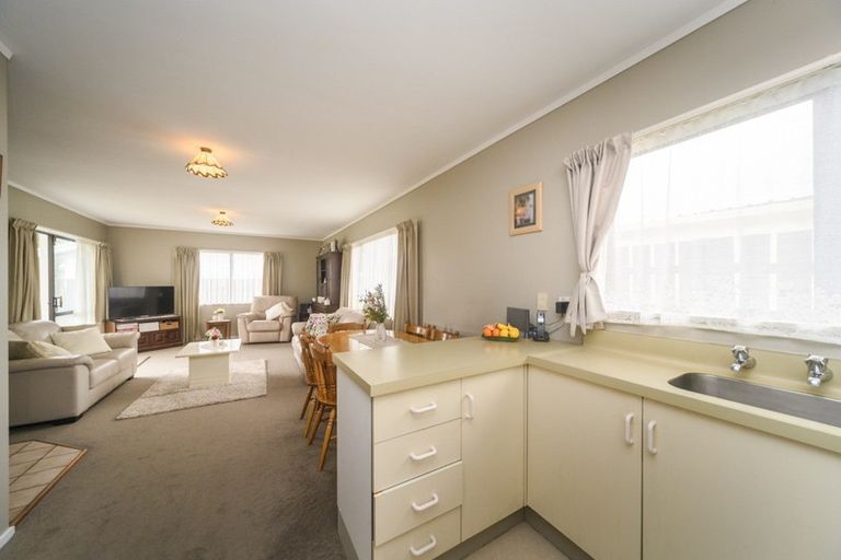 Photo of property in 28 Chatsworth Place, Highbury, Palmerston North, 4412