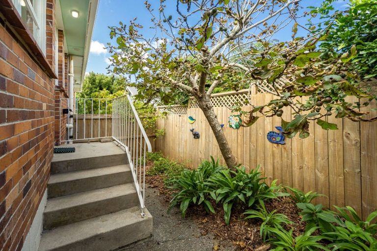 Photo of property in 2/2b Grove Road, Narrow Neck, Auckland, 0624