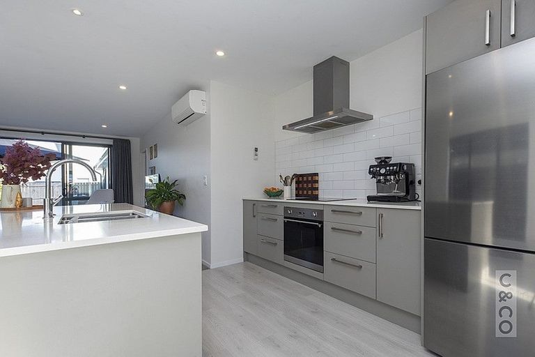 Photo of property in 37 Lumbarda Drive, Kumeu, 0810