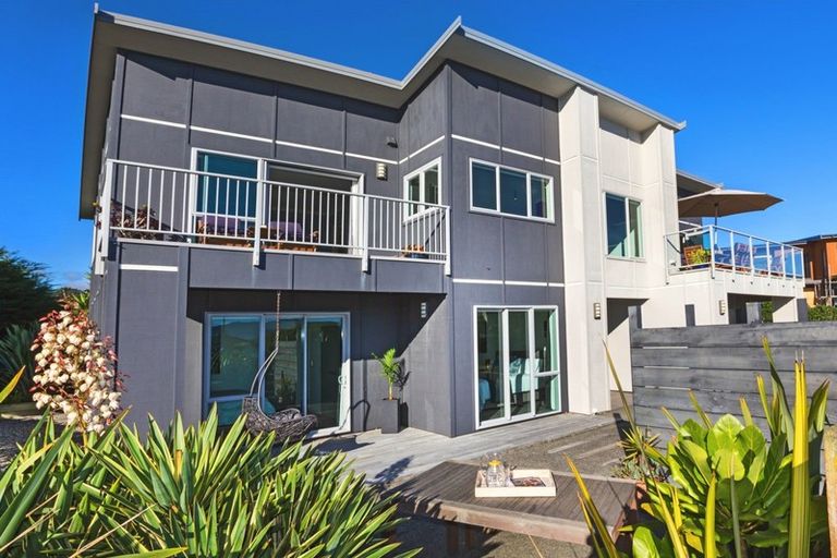 Photo of property in 11 Pharazyn Avenue, Waikanae Beach, Waikanae, 5036