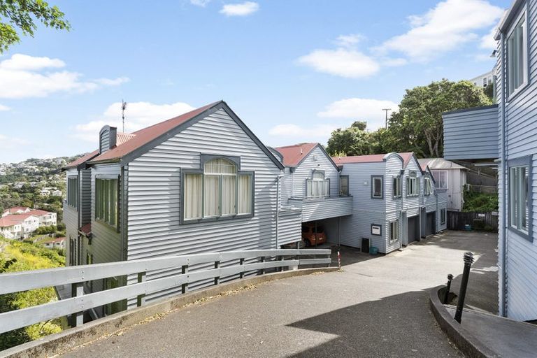 Photo of property in 2/93a Kelburn Parade, Kelburn, Wellington, 6012