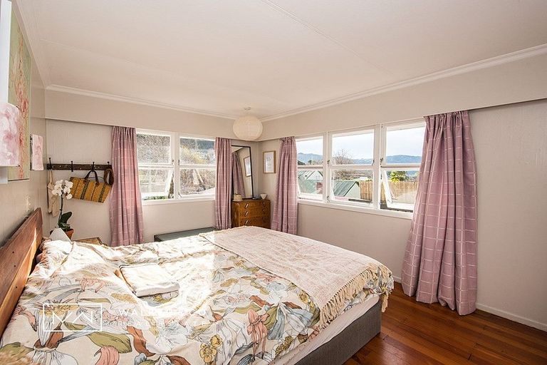 Photo of property in 97 Pinehaven Road, Pinehaven, Upper Hutt, 5019