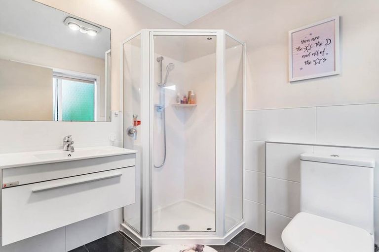 Photo of property in 1/24 Contessa Drive, Glenfield, Auckland, 0629