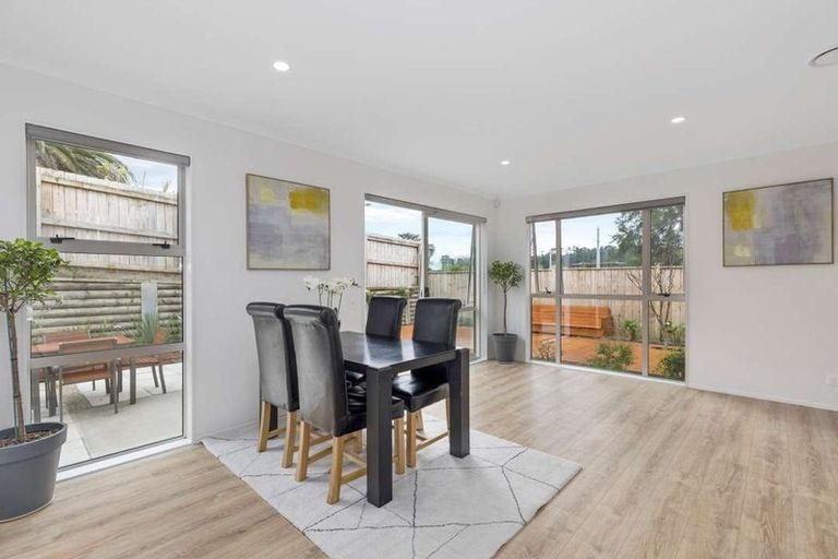 Photo of property in 24 William Wallbank Crescent, Swanson, Auckland, 0614