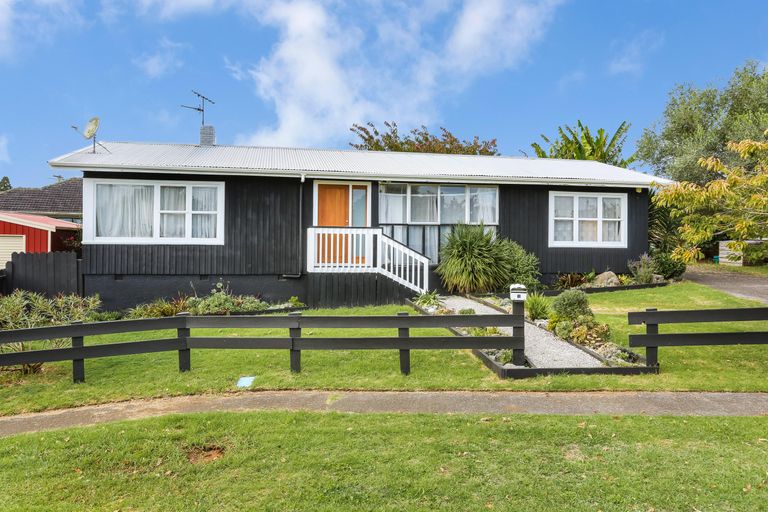 Photo of property in 1 Booth Crescent, Tuakau, 2121