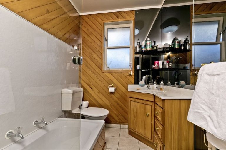 Photo of property in 11 Preston Avenue, Henderson, Auckland, 0610