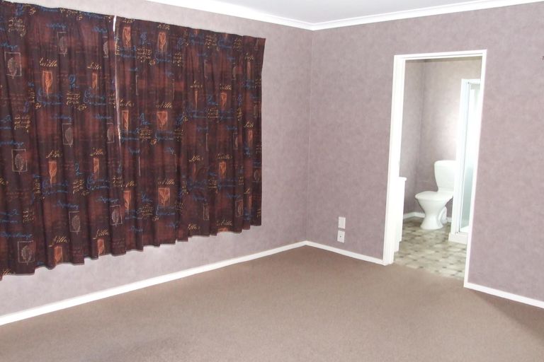 Photo of property in 4 Boston Parade, Kelvin Grove, Palmerston North, 4414