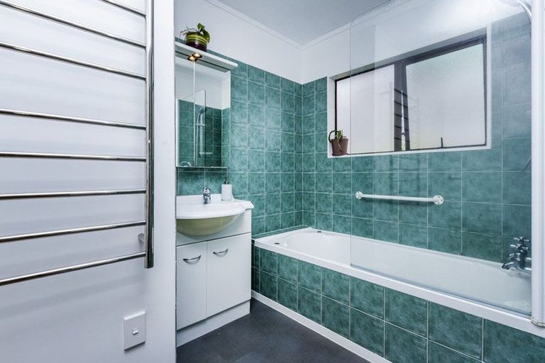 Photo of property in 2/7 Eskdale Road, Birkdale, Auckland, 0626