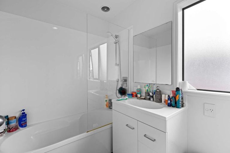 Photo of property in 4/36 West Coast Road, Glen Eden, Auckland, 0602