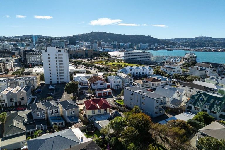 Photo of property in 30 Roxburgh Street, Mount Victoria, Wellington, 6011