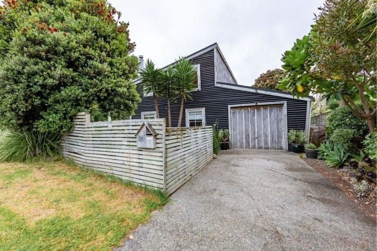 Photo of property in 11b Frimley Terrace, Waikanae Beach, Waikanae, 5036