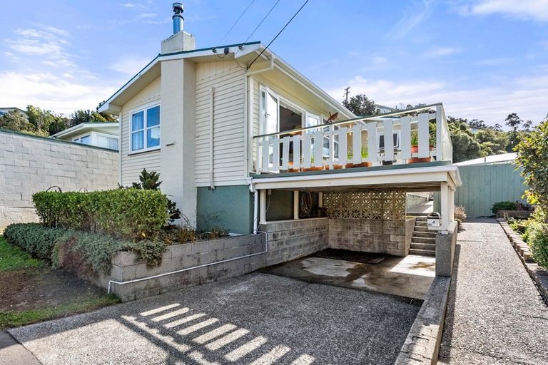 Photo of property in 4 Cotswold Crescent, Newlands, Wellington, 6037