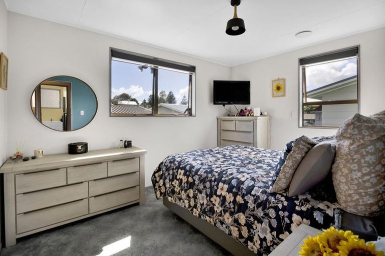 Photo of property in 6a Brixham Place, Merrilands, New Plymouth, 4312