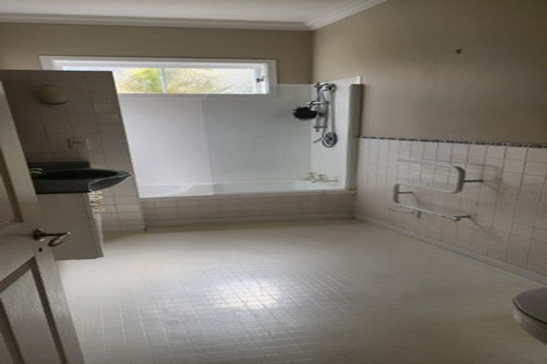 Photo of property in 186 Boord Crescent, Kumeu, 0891