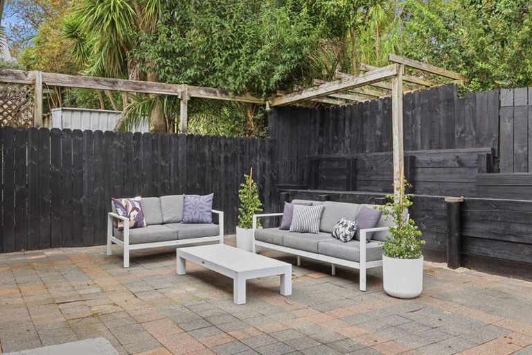 Photo of property in 2/12 Mahuta Grove, Northcote, Auckland, 0627