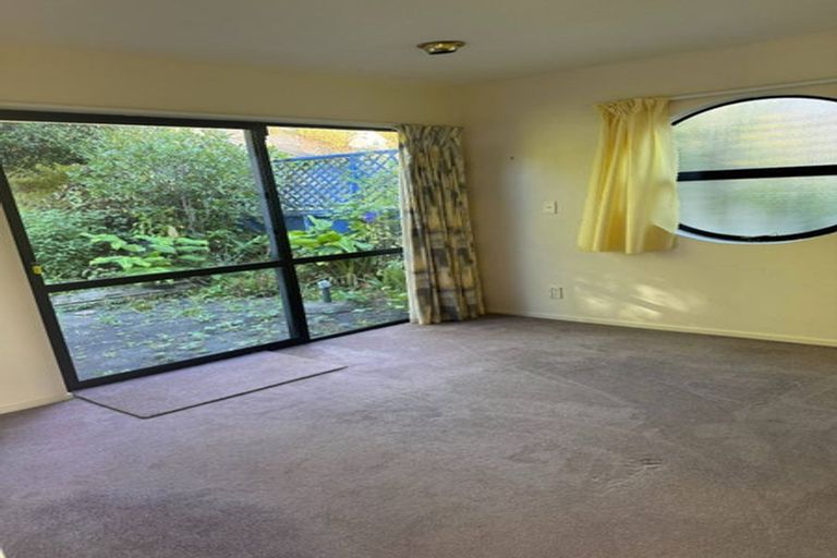 Photo of property in 2/7 Calypso Place, Rothesay Bay, Auckland, 0630