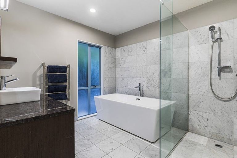 Photo of property in 10 St Lucia Place, Unsworth Heights, Auckland, 0632