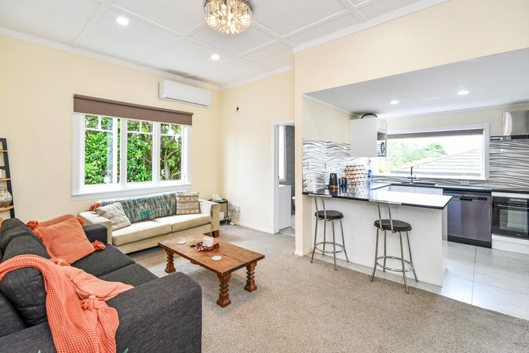Photo of property in 2c Waiari Road, Conifer Grove, Takanini, 2112