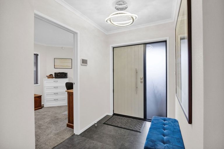 Photo of property in 8 Greenridge Lane, Merrilands, New Plymouth, 4312