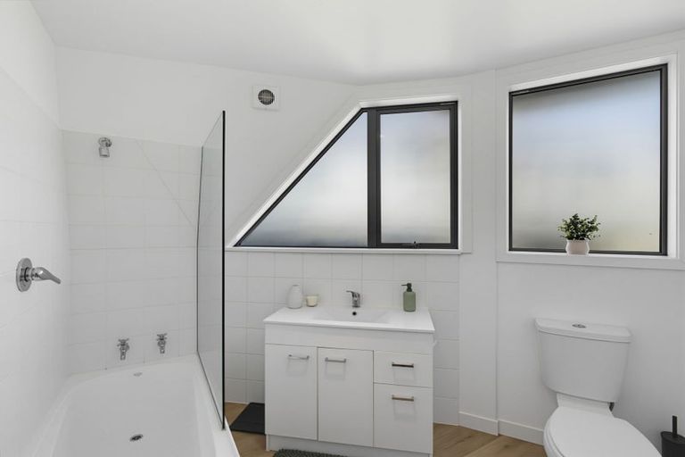 Photo of property in 2/280 Memorial Avenue, Burnside, Christchurch, 8053