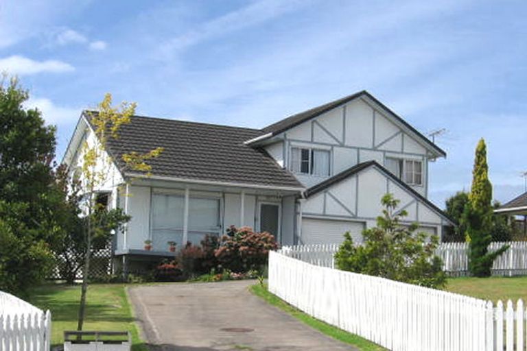 Photo of property in 1/8 Delisle Place, Windsor Park, Auckland, 0632