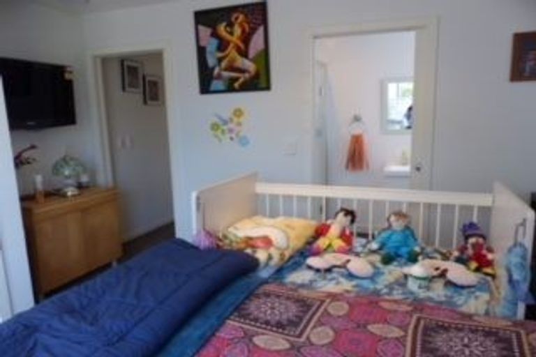 Photo of property in 11a Pinkerton Grove, Newlands, Wellington, 6037