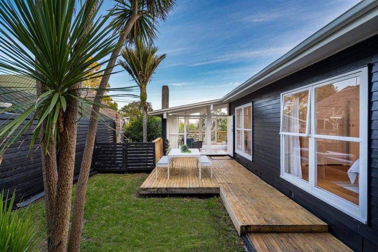 Photo of property in 16 St Peters Street, Northcote, Auckland, 0627