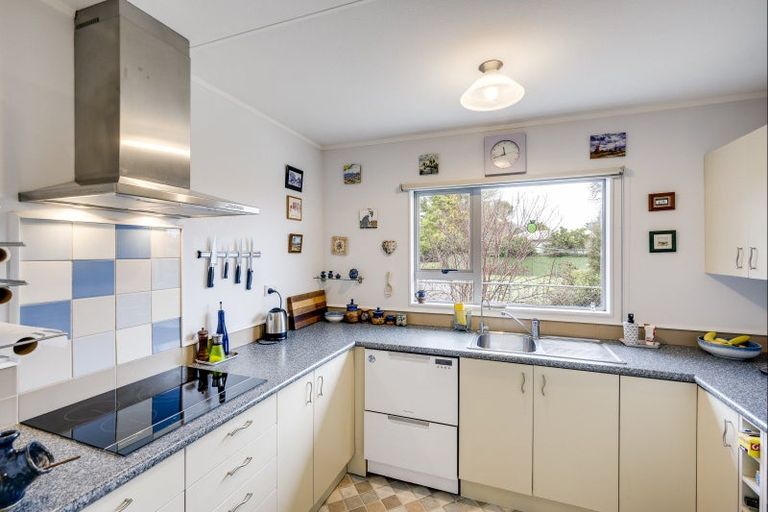 Photo of property in 233a Grove Road, Mayfair, Hastings, 4122