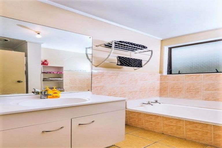 Photo of property in 2/190 Te Irirangi Drive, Flat Bush, Auckland, 2019
