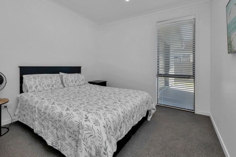 Photo of property in 7 Fred Carr Place, One Tree Point, 0118