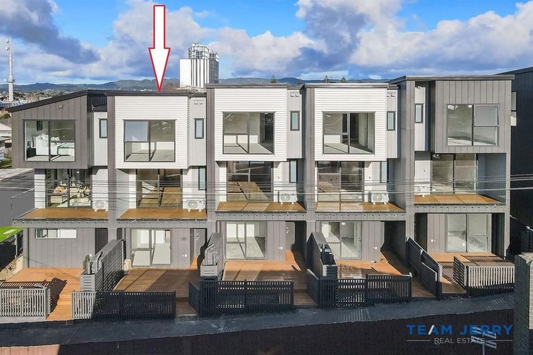 Photo of property in 2/26 Buscomb Avenue, Henderson, Auckland, 0610