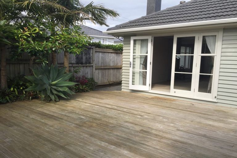 Photo of property in 1/18 Roberts Road, Glenfield, Auckland, 0629