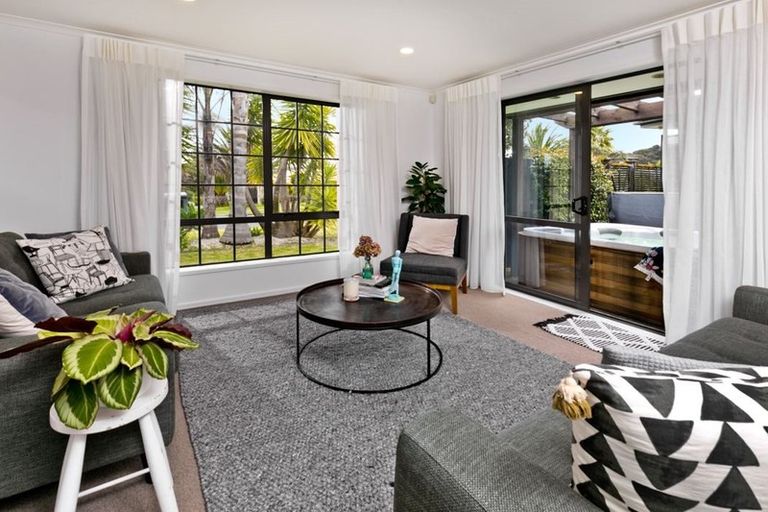 Photo of property in 33 Admirals Court Drive, Greenhithe, Auckland, 0632