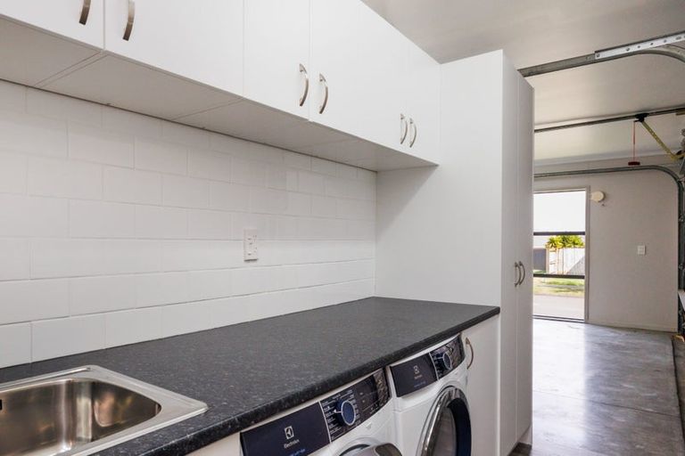 Photo of property in 38 Johnstone Drive, Fitzherbert, Palmerston North, 4410