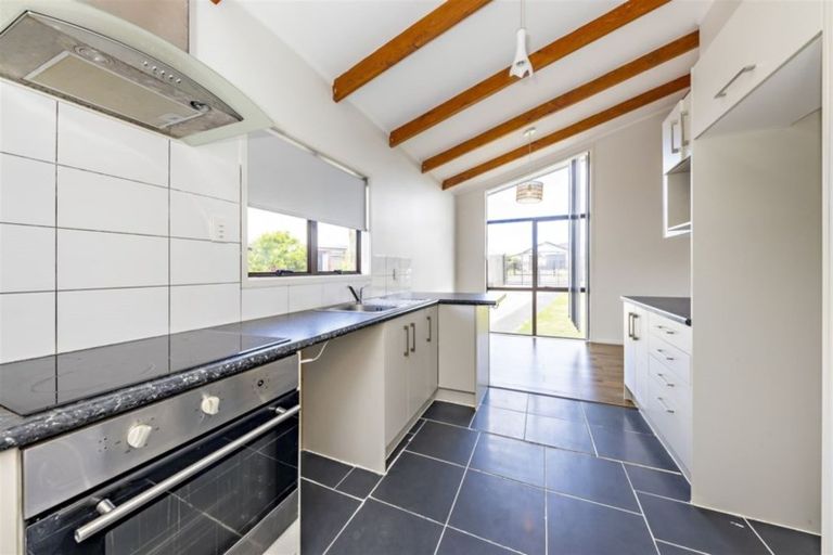 Photo of property in 71 Etherton Drive, Weymouth, Auckland, 2103