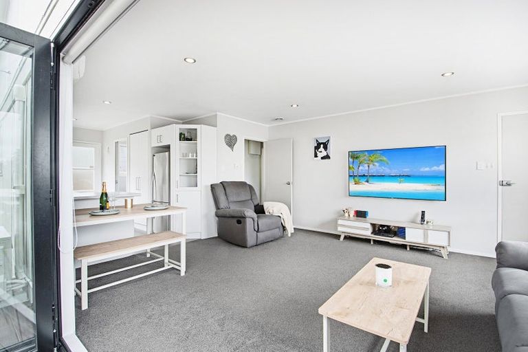 Photo of property in 2/17 Kemp Road, Massey, Auckland, 0614