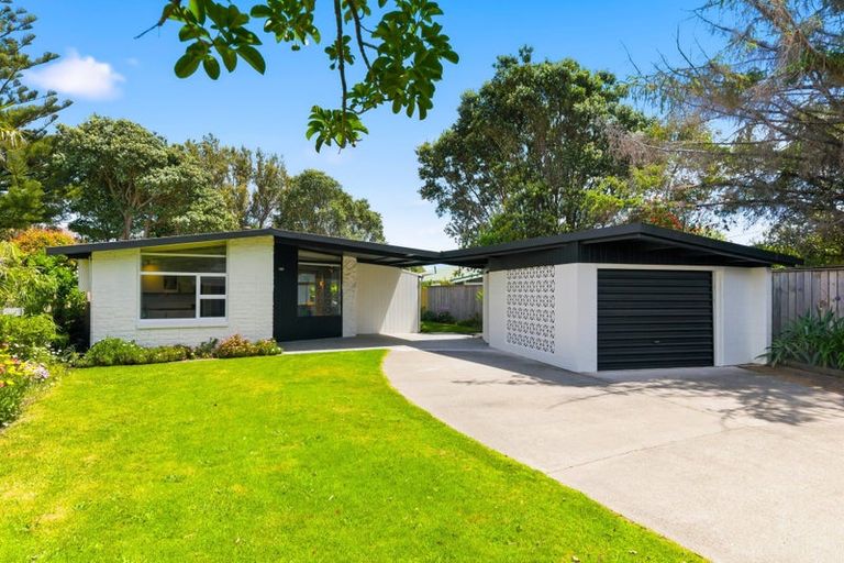 Photo of property in 32 Te Moana Road, Waikanae Beach, Waikanae, 5036