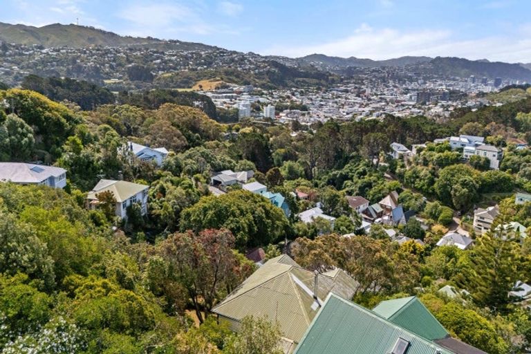 Photo of property in 25 Sutherland Crescent, Melrose, Wellington, 6023