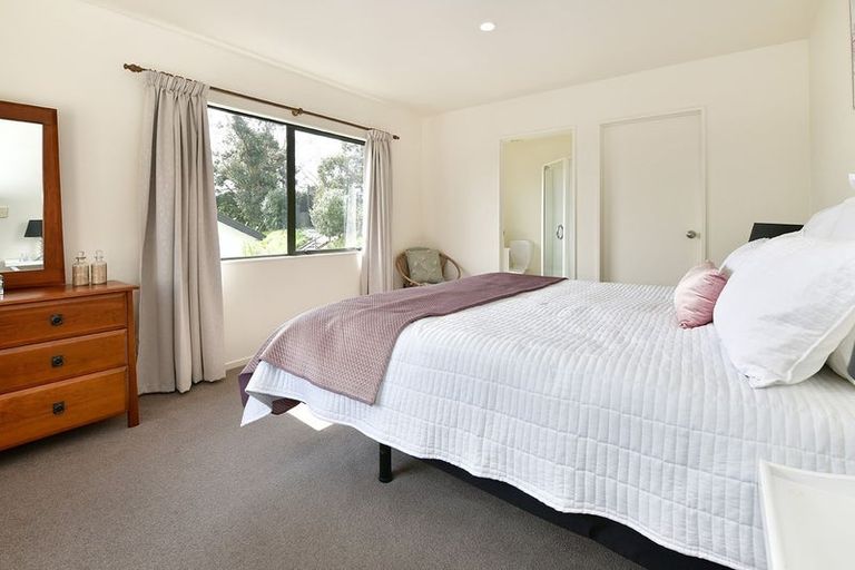 Photo of property in 13b Sunnydale Place, Oteha, Auckland, 0632