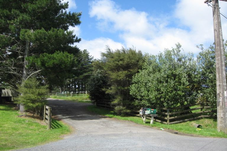 Photo of property in 117 Waitakere Road, Waitakere, Henderson, 0782