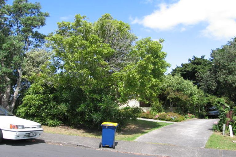 Photo of property in 35 Ridgewood Crescent, Birkenhead, Auckland, 0626